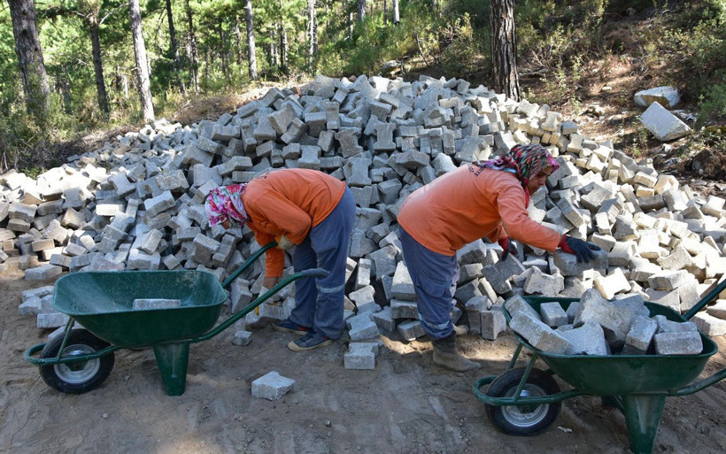Muğla'da kadınlar bir çok göreve koşuyor kilit parke taşı bunlardan bir tanesi - Resim: 4