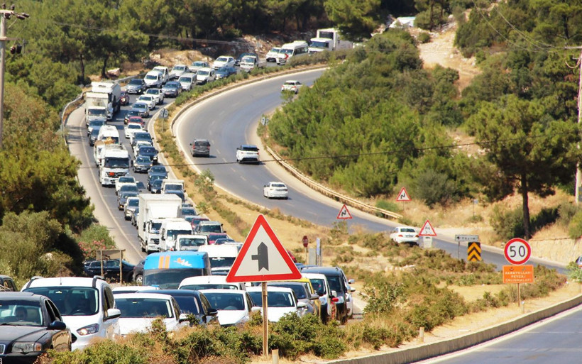 Bodrum'a bayram tatili akını! Sahiller doldu araç girişi devam ediyor - Resim: 1