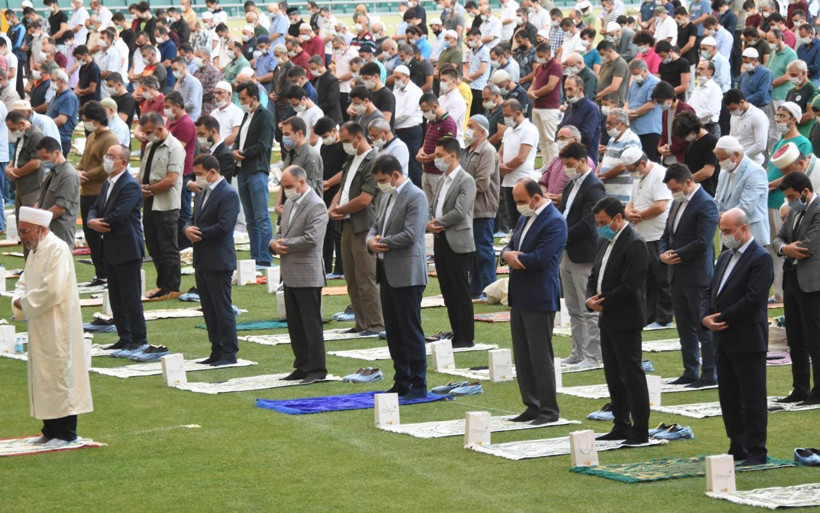 Türkiye'de sosyal mesafeli Kurban Bayramı namazı eda edildi Konya'da stadyumda kılındı - Resim: 3