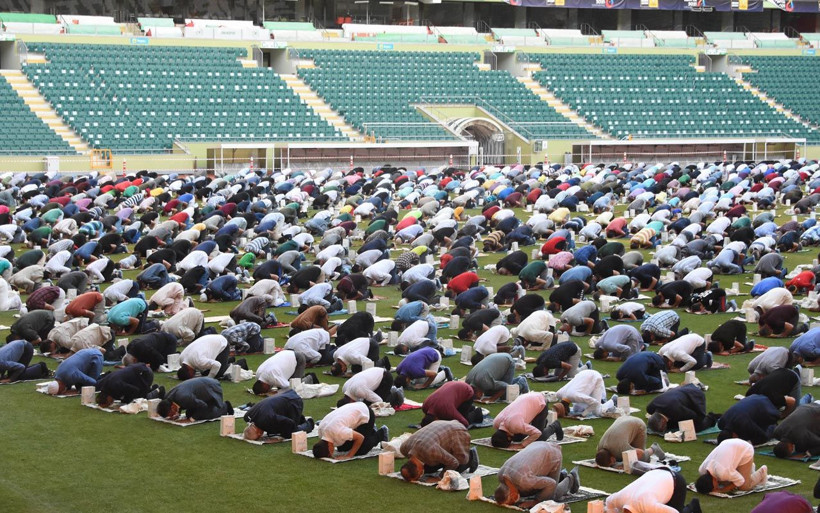 Türkiye'de sosyal mesafeli Kurban Bayramı namazı eda edildi Konya'da stadyumda kılındı - Resim: 2