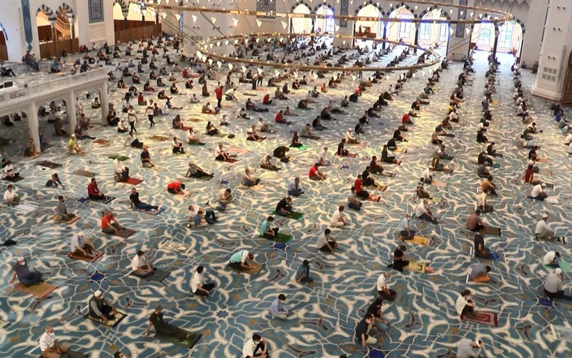 Türkiye'de sosyal mesafeli Kurban Bayramı namazı eda edildi Konya'da stadyumda kılındı - Resim: 4