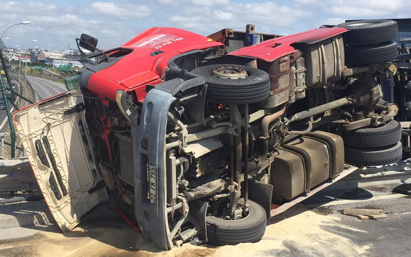 Korku filmi değil gerçek! Kocaeli'de TIR devrildi facianın eşiğinden dönüldü - Resim: 3