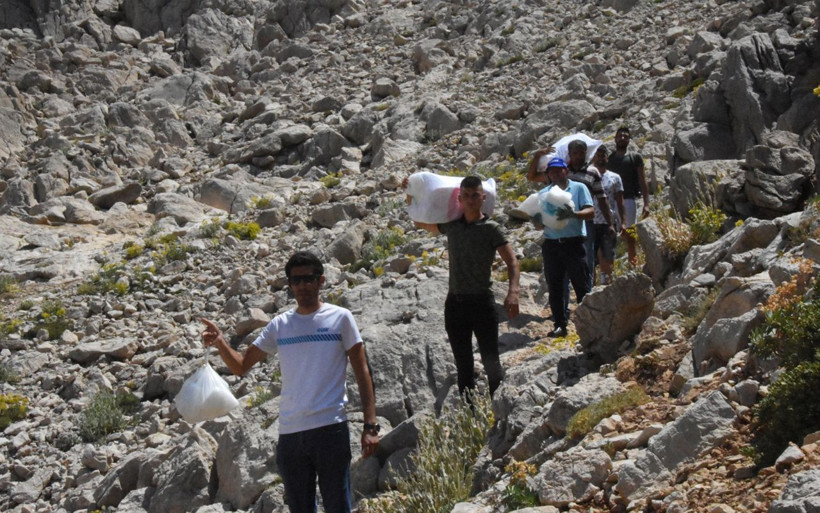 Bir çuvalı 50 lira! Antalya'da metrelerce yürüyüp topluyorlar - Resim: 1