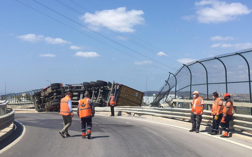 Korku filmi değil gerçek! Kocaeli'de TIR devrildi facianın eşiğinden dönüldü - Resim: 4