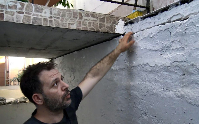 Avcılar'da bina sakinlerinin yardım çığlığı! Mezarlık duvarı binamıza doğru kayıyor.. - Resim: 2