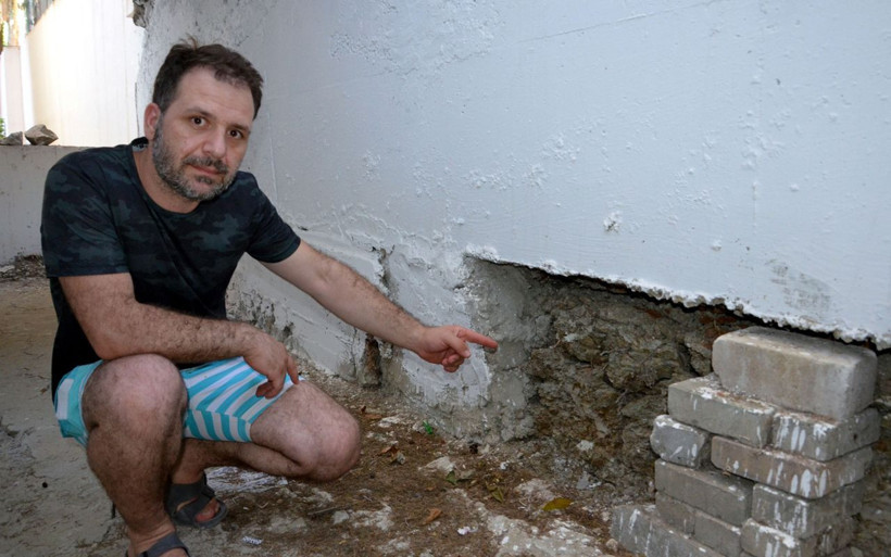 Avcılar'da bina sakinlerinin yardım çığlığı! Mezarlık duvarı binamıza doğru kayıyor.. - Resim: 4