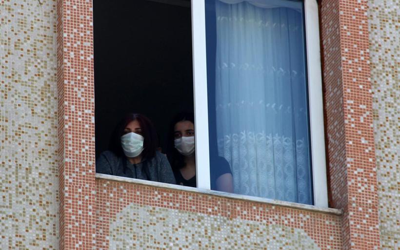 Erzurum'da 6 ay boyunca korunan aile hatırı kıramadı korona oldu - Resim: 3