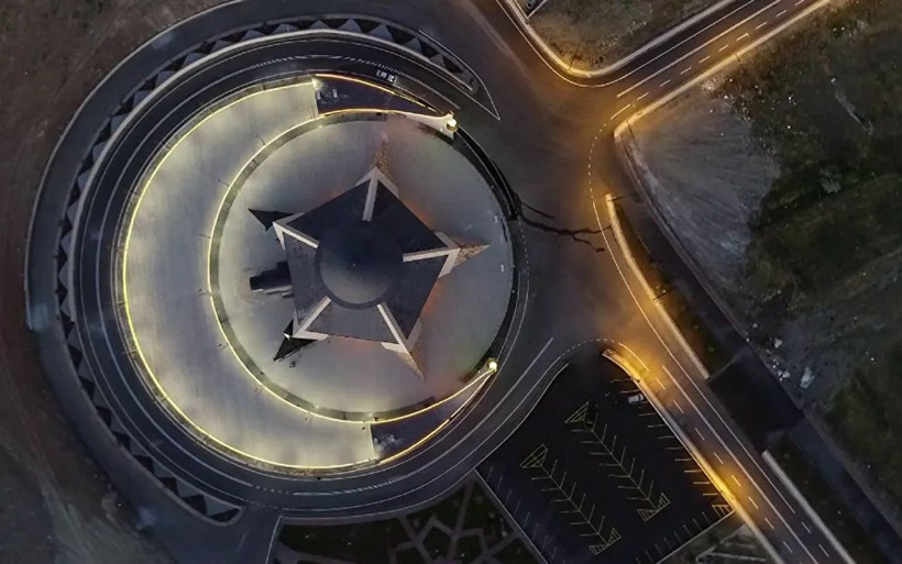 Türkiye'nin ilk ay yıldız camisi ibadete açıldı! Mimarisi muhteşem - Resim: 1