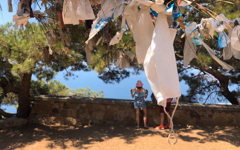 İstanbul Aya Yorgi Kilisesi'nde tepki çeken görüntü! Bez ve ip yerine maske astılar - Resim: 1