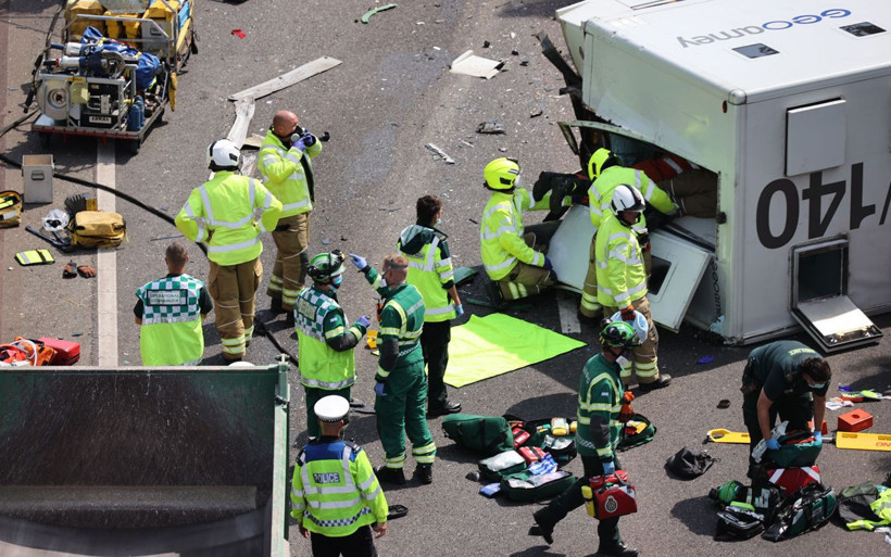 İngiltere'de hükümlü taşıyan zırhlı araç kazaya karıştı - Resim: 4