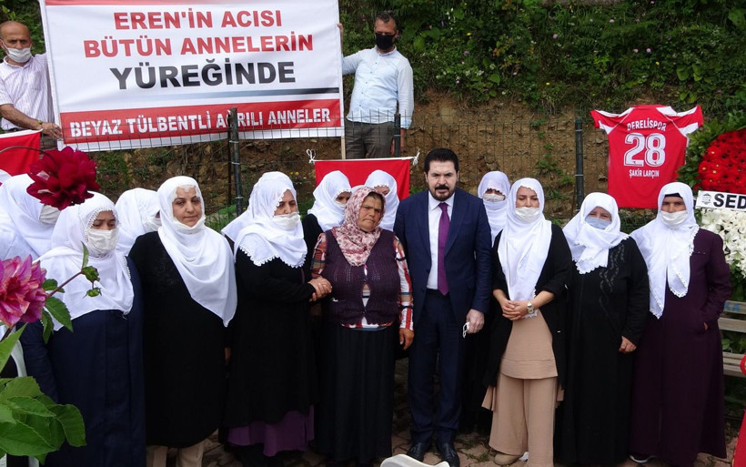 Trabzon şehidi Eren Bülbül mezarında anıldı Savcı Sayan ve Ağrılı annelerden ziyaret - Resim: 1