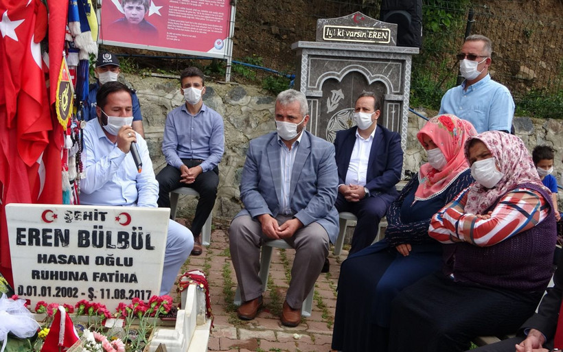 Trabzon şehidi Eren Bülbül mezarında anıldı Savcı Sayan ve Ağrılı annelerden ziyaret - Resim: 4