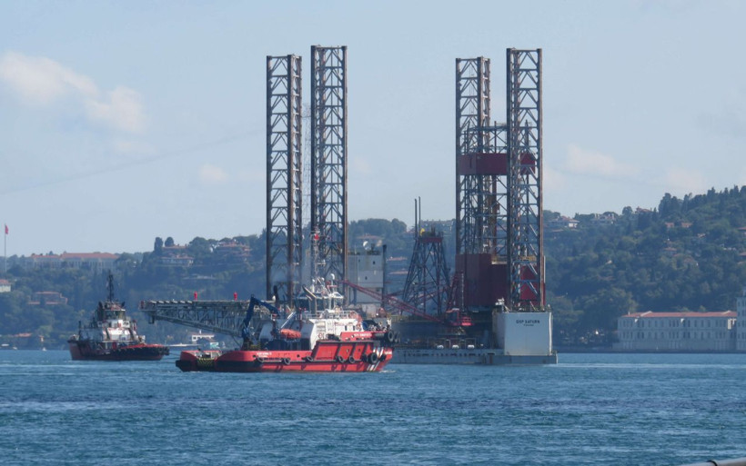 Devasa petrol platformu İstanbul Boğazı'na indi Karadeniz'e geçiş yaptı - Resim: 1