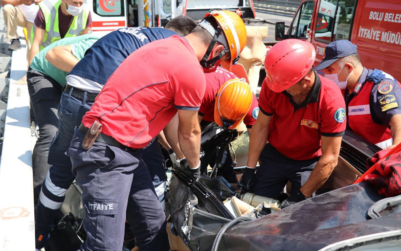 Bolu'da saniyelere karşı mücadele! Kadın sürücü lüks araçta sıkıştı - Resim: 2