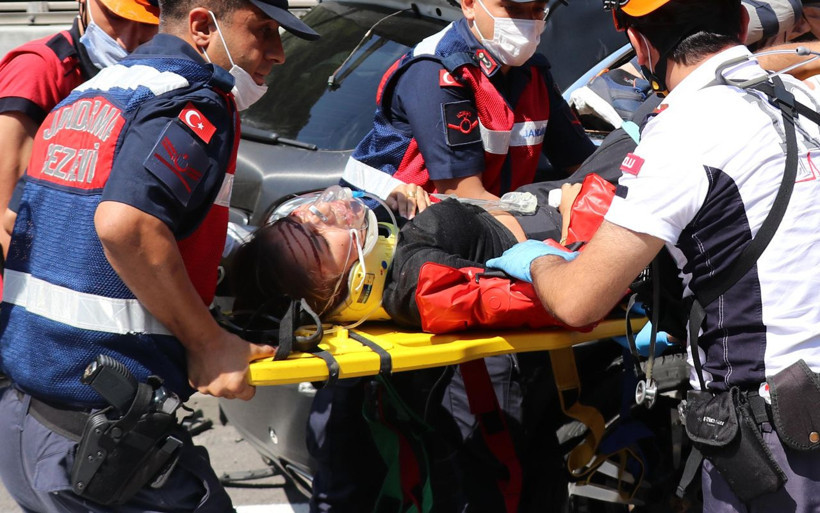 Bolu'da saniyelere karşı mücadele! Kadın sürücü lüks araçta sıkıştı - Resim: 3