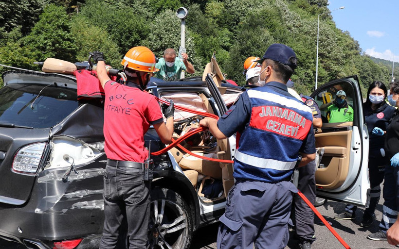 Bolu'da saniyelere karşı mücadele! Kadın sürücü lüks araçta sıkıştı - Resim: 4