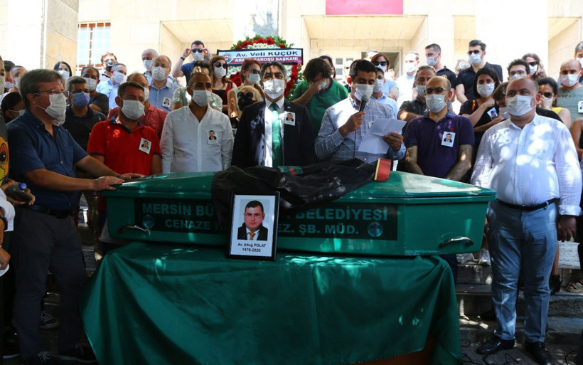 Adana'da ağabeyi tarafından öldürülen avukat Altuğ Polat son yolculuğuna uğurlandı - Resim: 4