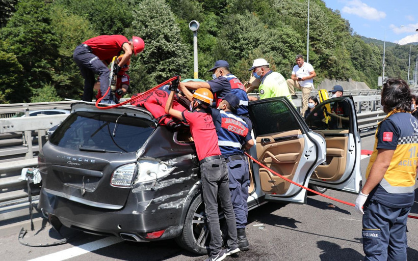 Bolu'da saniyelere karşı mücadele! Kadın sürücü lüks araçta sıkıştı - Resim: 1