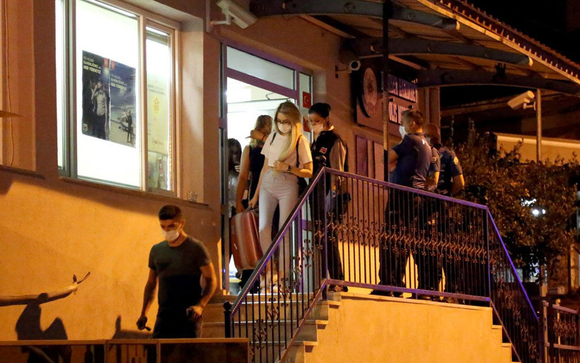 İzmir ve Muğla'da yabancı uyruklu kadınlara fuhuş yaptıran çeteye operasyon - Resim: 3
