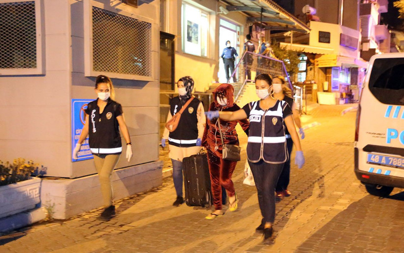 İzmir ve Muğla'da yabancı uyruklu kadınlara fuhuş yaptıran çeteye operasyon - Resim: 4