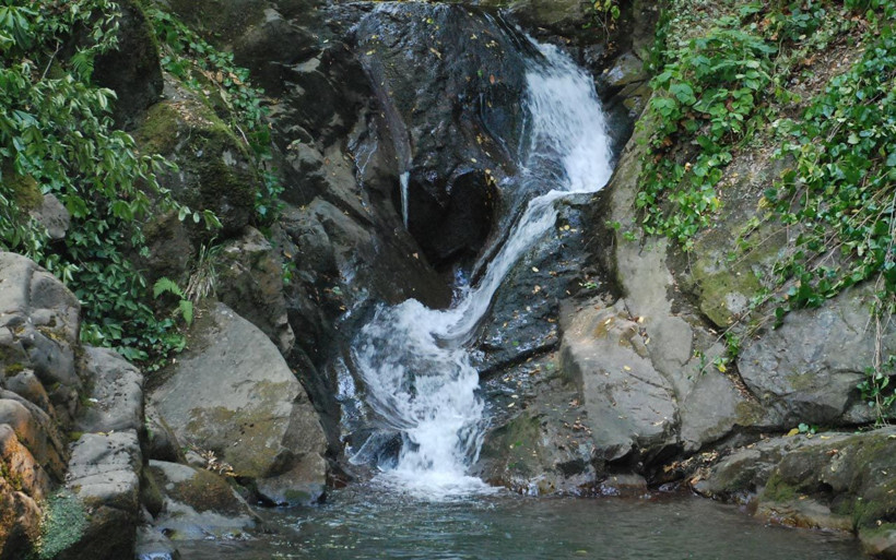 Bartın'da gören durup bir daha bakıyor kalp şeklindeki kayaya yoğun ilgi - Resim: 1