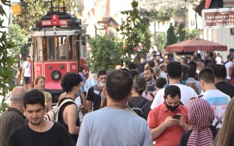 İstiklal Caddesi'nde korkutan kalabalık - Resim: 1