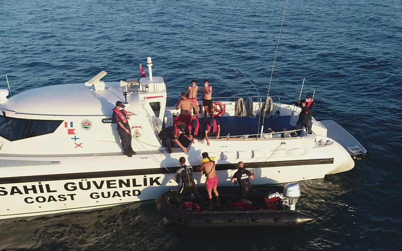 Zonguldak'ta zorlu mücadele! Koyda mahsur kalan 8 kişi kurtarıldı - Resim: 2