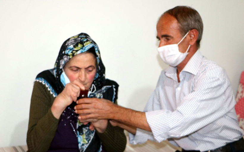 Hakkari'de 13 yıldır engelli eşine bakıyor tek bir isteği var - Resim: 1