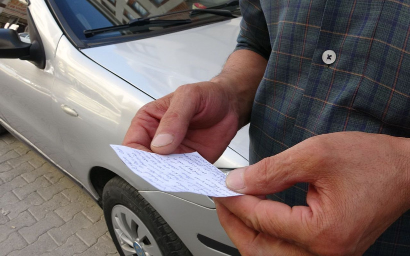 Van'da insanlık ölmemiş dedirten olay çarptığı aracın sahibine not bıraktı - Resim: 2