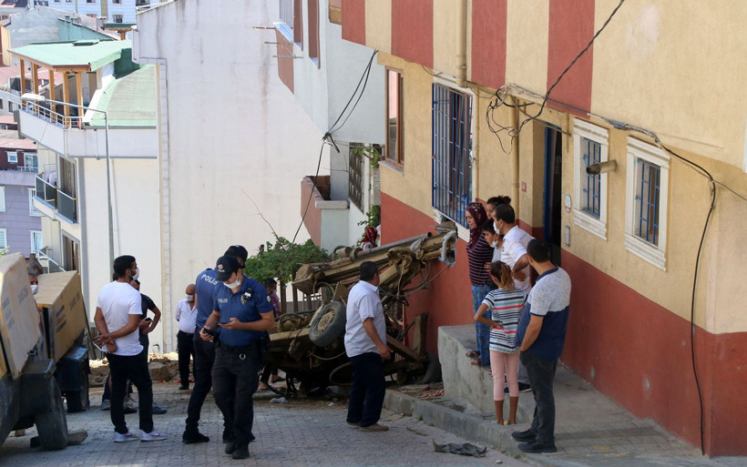 Kağıthane'de iş makinesinin halatı kopunca olanlar oldu - Resim: 1