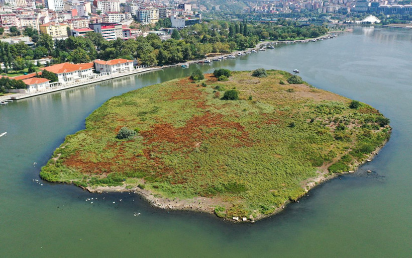 İstanbul Haliç kara bir hal aldı! İBB 'masmavi' deyip bir de fotoğraf paylaştı - Resim: 1