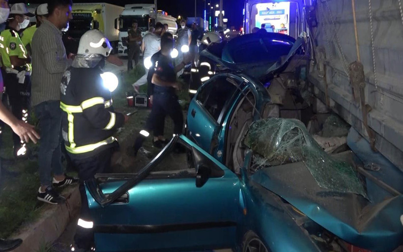 Kırıkkale'de korkunç kaza! TIR'a saplanan otomobil hurdaya döndü - Resim: 1