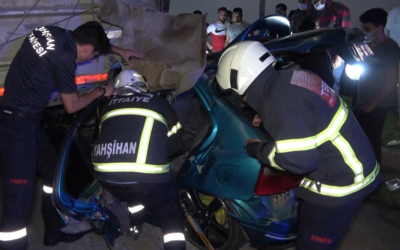 Kırıkkale'de korkunç kaza! TIR'a saplanan otomobil hurdaya döndü - Resim: 2