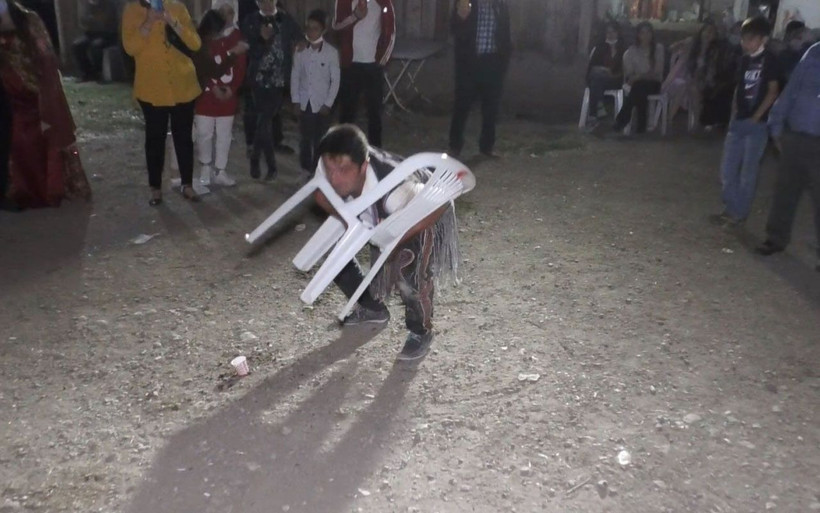 Çorum'da düğüne davulcu damga vurdu eline aldığı sandalyeyle... - Resim: 1
