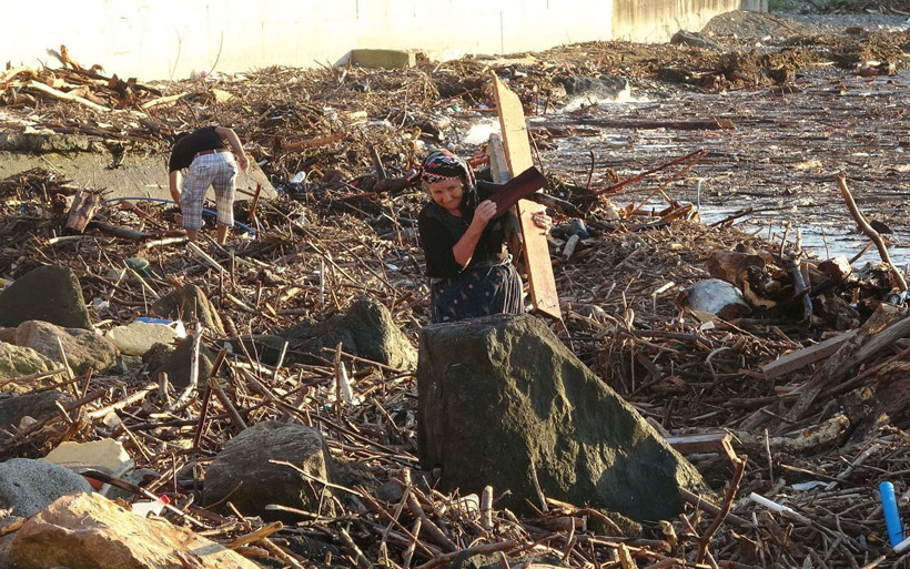 Giresun'da Karadeniz sahili ağaçlarla kaplandı sel suları böyle iz bıraktı - Resim: 1