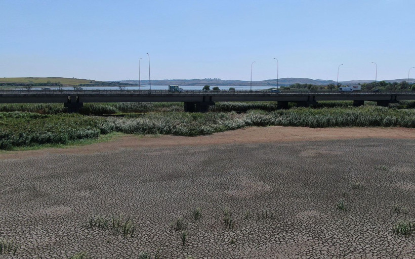 Büyükçekmece Gölü'nde sular çekildi baraj suyu görüntüsüyle korkuttu - Resim: 1