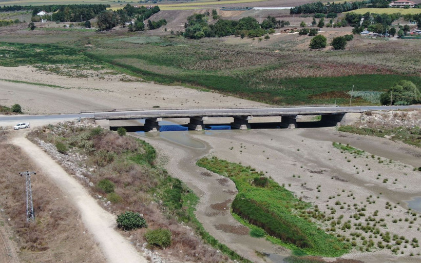 Büyükçekmece Gölü'nde sular çekildi baraj suyu görüntüsüyle korkuttu - Resim: 3