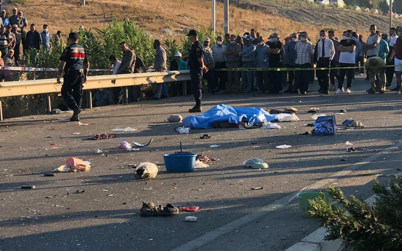Manisa'da facia! Traktöre arkadan çarpan minibüs ölüm getirdi - Resim: 4
