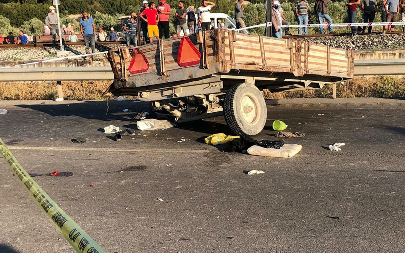 Manisa'da facia! Traktöre arkadan çarpan minibüs ölüm getirdi - Resim: 3