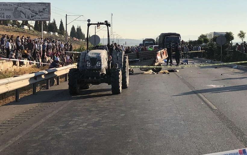 Manisa'da facia! Traktöre arkadan çarpan minibüs ölüm getirdi - Resim: 1