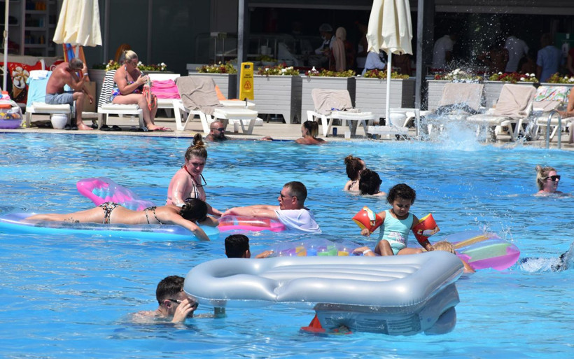 Marmaris'te gündüz plajlardaki 'eğlence' akşam caddede devam ediyor - Resim: 2