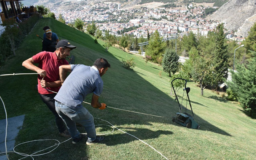 Amasya'da mucit bahçıvan yaptı bahçeye girmeden çimleri biçiyor - Resim: 3