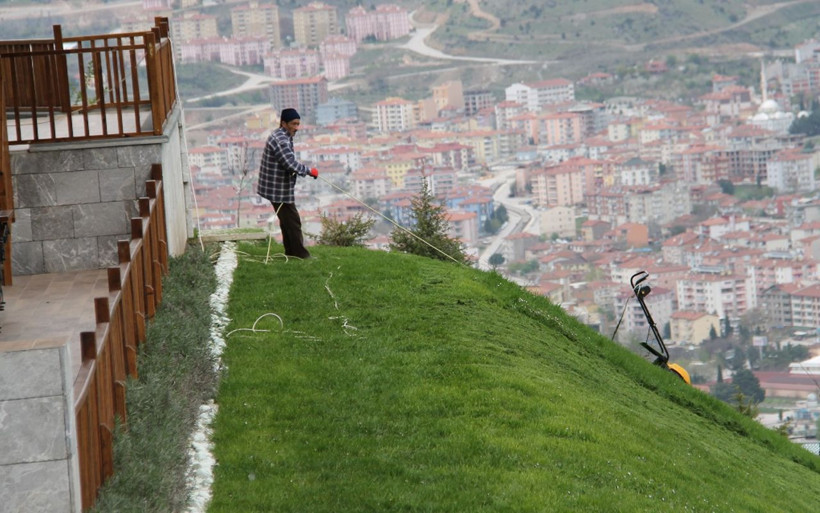 Amasya'da mucit bahçıvan yaptı bahçeye girmeden çimleri biçiyor - Resim: 2