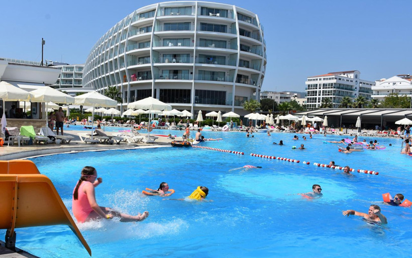 Marmaris'te gündüz plajlardaki 'eğlence' akşam caddede devam ediyor - Resim: 4