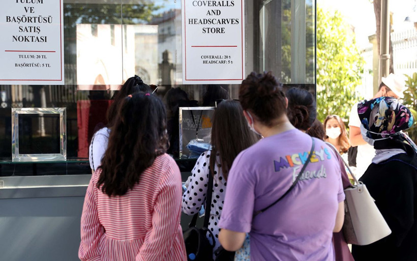 Ayasofya Camii'ne şort ve dekolteli giriş yasak artık böyle girilecek - Resim: 1