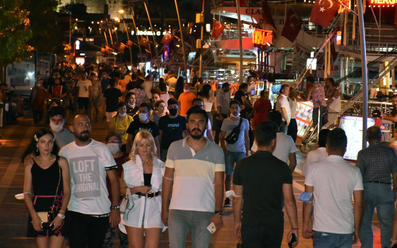 Marmaris'te gündüz plajlardaki 'eğlence' akşam caddede devam ediyor - Resim: 3