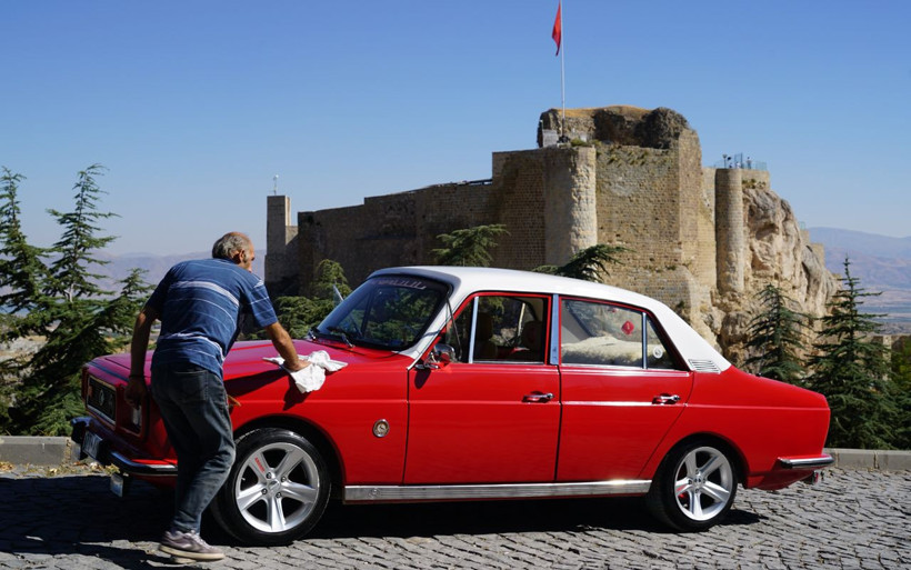 Elazığ'da bin TL’ye hurdadan aldı ortaya muhteşem bir otomobil çıkardı - Resim: 2