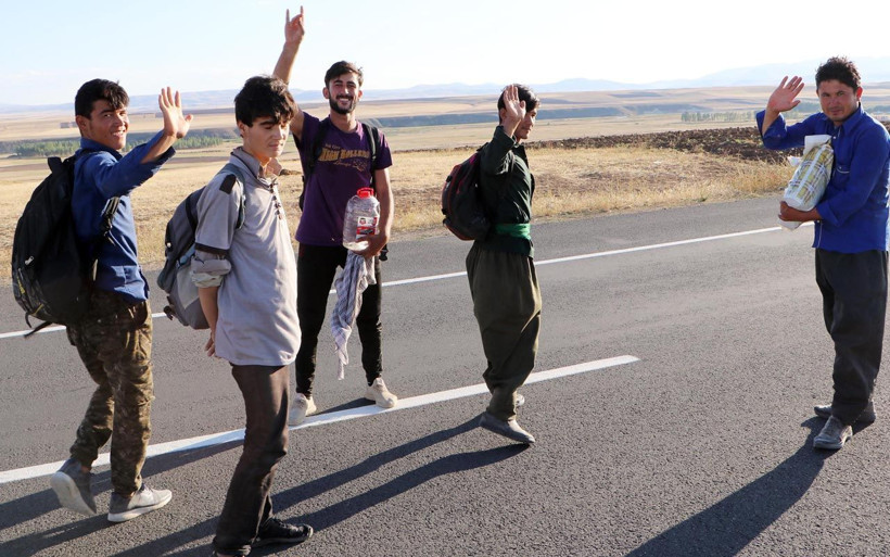 Afganistanlı kaçak göçmenlerin 'umut yolculuğu' görüntülendi - Resim: 4