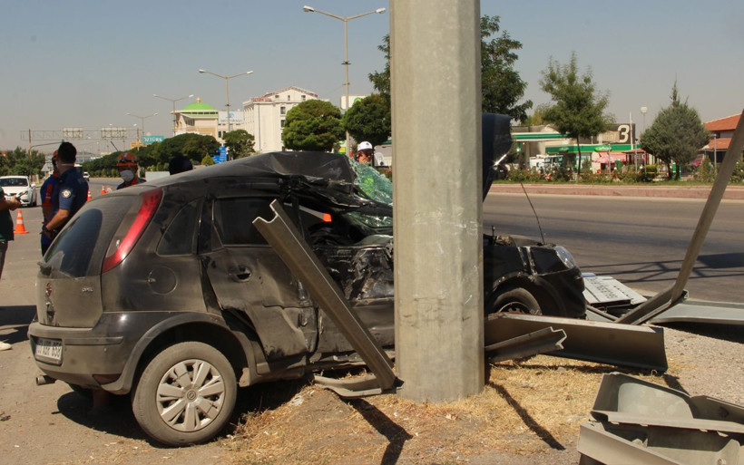 Afyonkarahisar'da eşini trafik kazasında kaybeden koca: Çıkartın, belki ölmemiştir... - Resim: 1