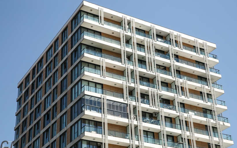 Bahçelievler'de kiralık daire bakmaya gittiği rezidansta başına düşen cam öldürdü - Resim: 2